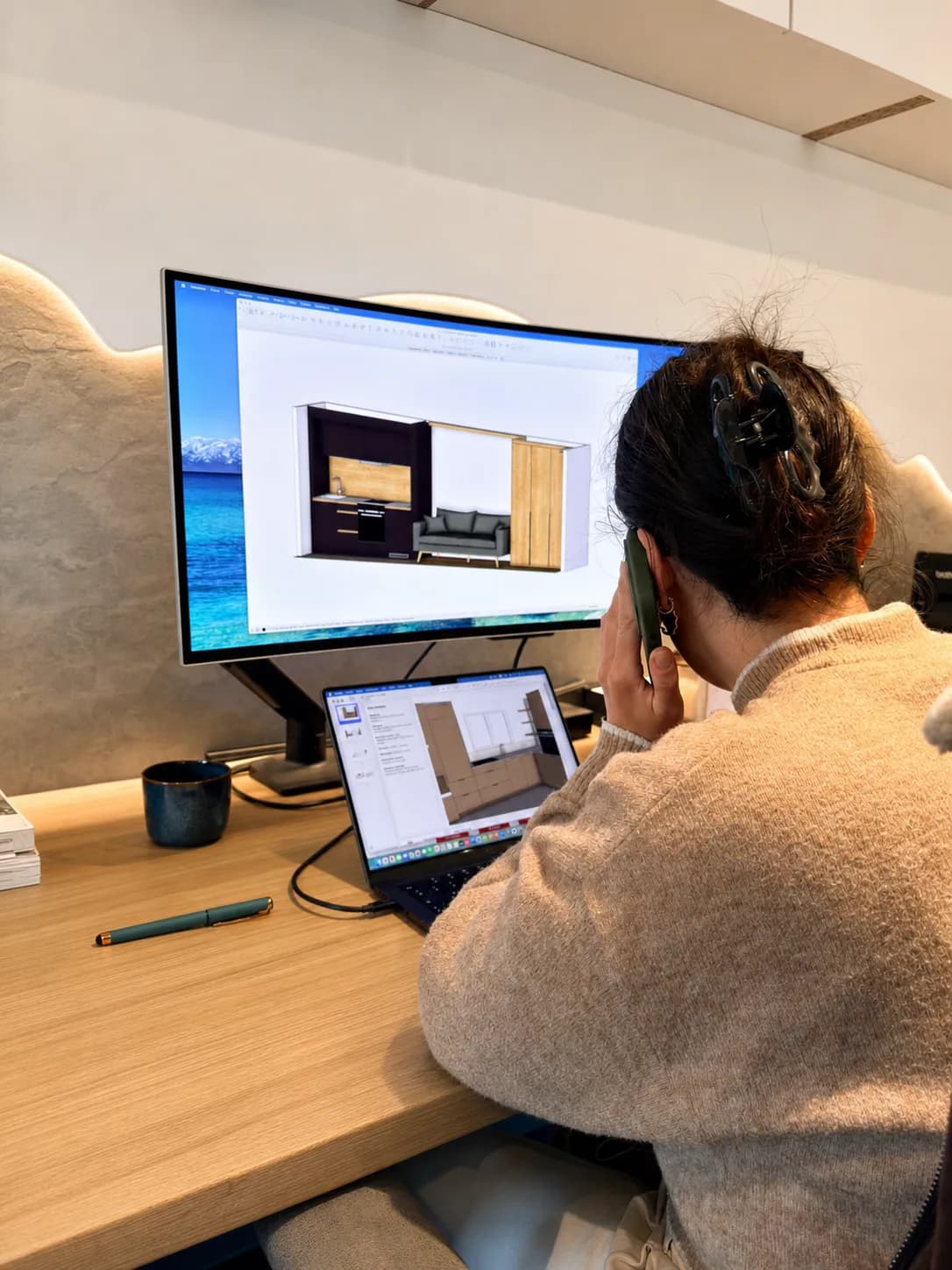 Le bureau technique, à l'atelier de Gingins : chefs de projet et architectes d'intérieur travaillent à côté des ébénistes.
